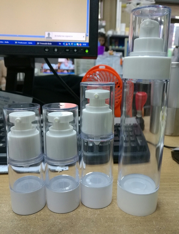 ขวดสูญญากาศ สีขาว  บรรจุภัณฑ์เครื่องสำอางค์ ถูกดีงาม
