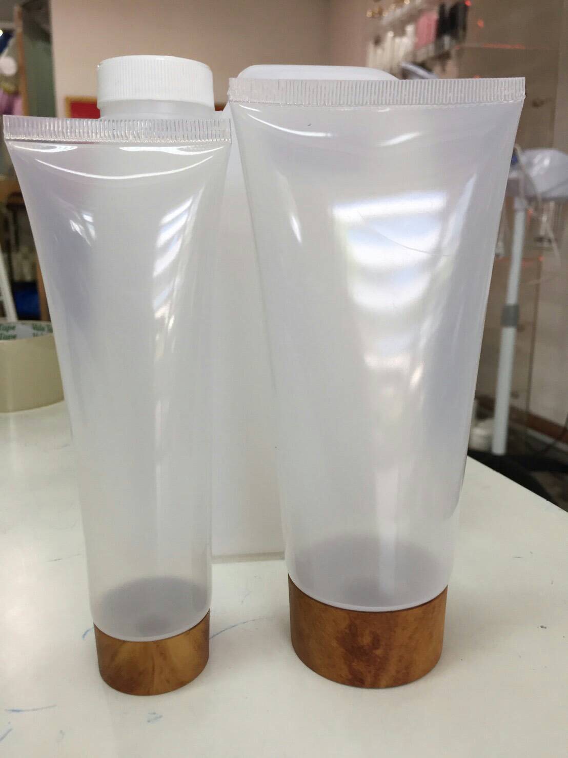 หลอดพลาสติกครีม สีใส + ฝาเกลียวลายไม้ 100ml 200ml  บรรจุภัณฑ์เครื่องสำอางค์ ถูกดีงาม
