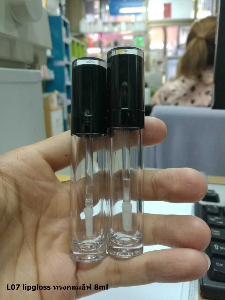 L07 lipgloss ทรงกลมอีฟ 8ml ลิปกลอส สีดำทรงกลม 8ml L07 สูง10.2cm กว้าง1.9cm